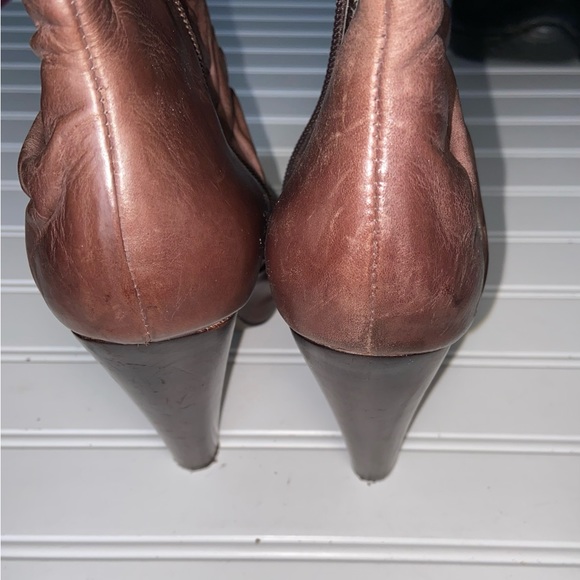 Fergie Ladies Size 9.5 M Brown Leather Zip Up Booties 4.75" Heels Good Condition - Picture 7 of 9